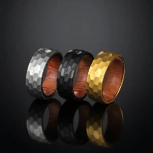 Astra Bois – Bague homme acier martelé et bois intérieur