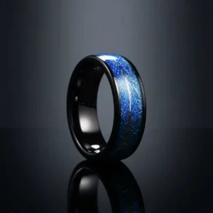 Astreus – Bague homme tungstène bleu flèche gravée 8mm