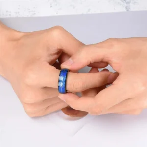 Astreus – Bague homme tungstène bleu flèche gravée 8mm