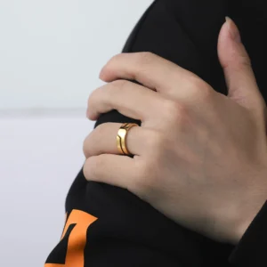 Obscura – Bague noire minimaliste en acier inoxydable