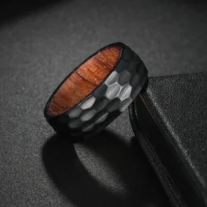 Astra Bois – Bague homme acier martelé et bois intérieur