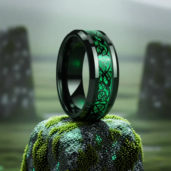 Bague Draconis finition Onyx / Vert en situation