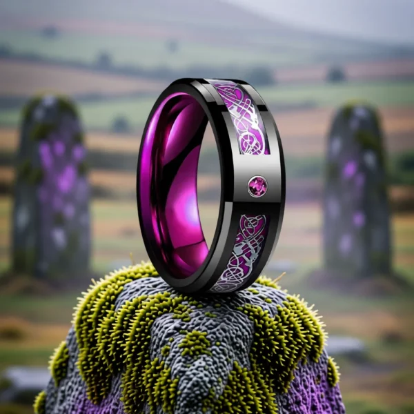 Draconis Gemma – Violet Bague Draconis Gemma finition Violet en situation