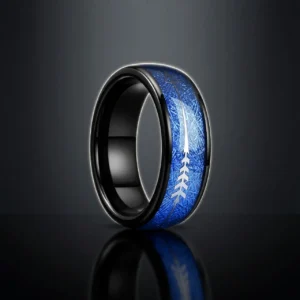 Astreus – Bague homme noire flèche gravée 8mm
