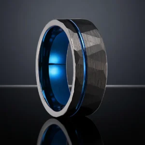 Malleus – Bague homme tungstène martelé 8mm, collection Prestige Malleus – Bague homme tungstène martelé 8mm, collection Prestige