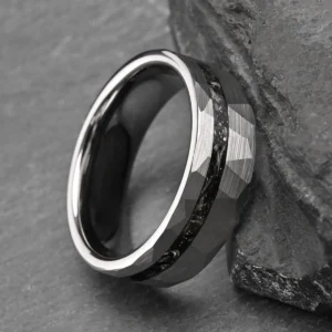 Meteoris – Bague tungstène martelé et éclats sombres, collection Prestige – vue 3