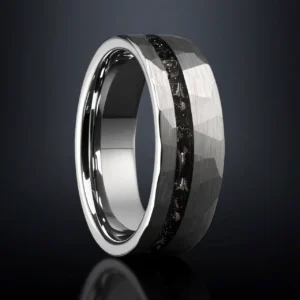 Meteoris – Bague tungstène martelé et éclats sombres, collection Prestige Meteoris – Bague tungstène martelé et éclats sombres, collection Prestige