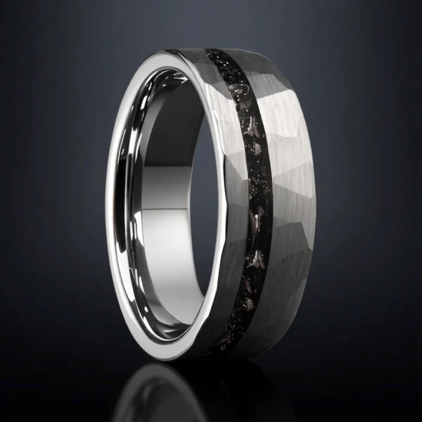 Meteoris – Bague tungstène martelé et éclats sombres, collection Prestige