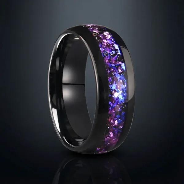 Nebula – Bague tungstène noir et éclats violets, collection Prestige Nebula – Bague tungstène noir et éclats violets, collection Prestige